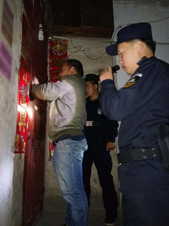 边饶镇粗心妈妈误将幼女锁家中 民警全城寻开锁师傅开门