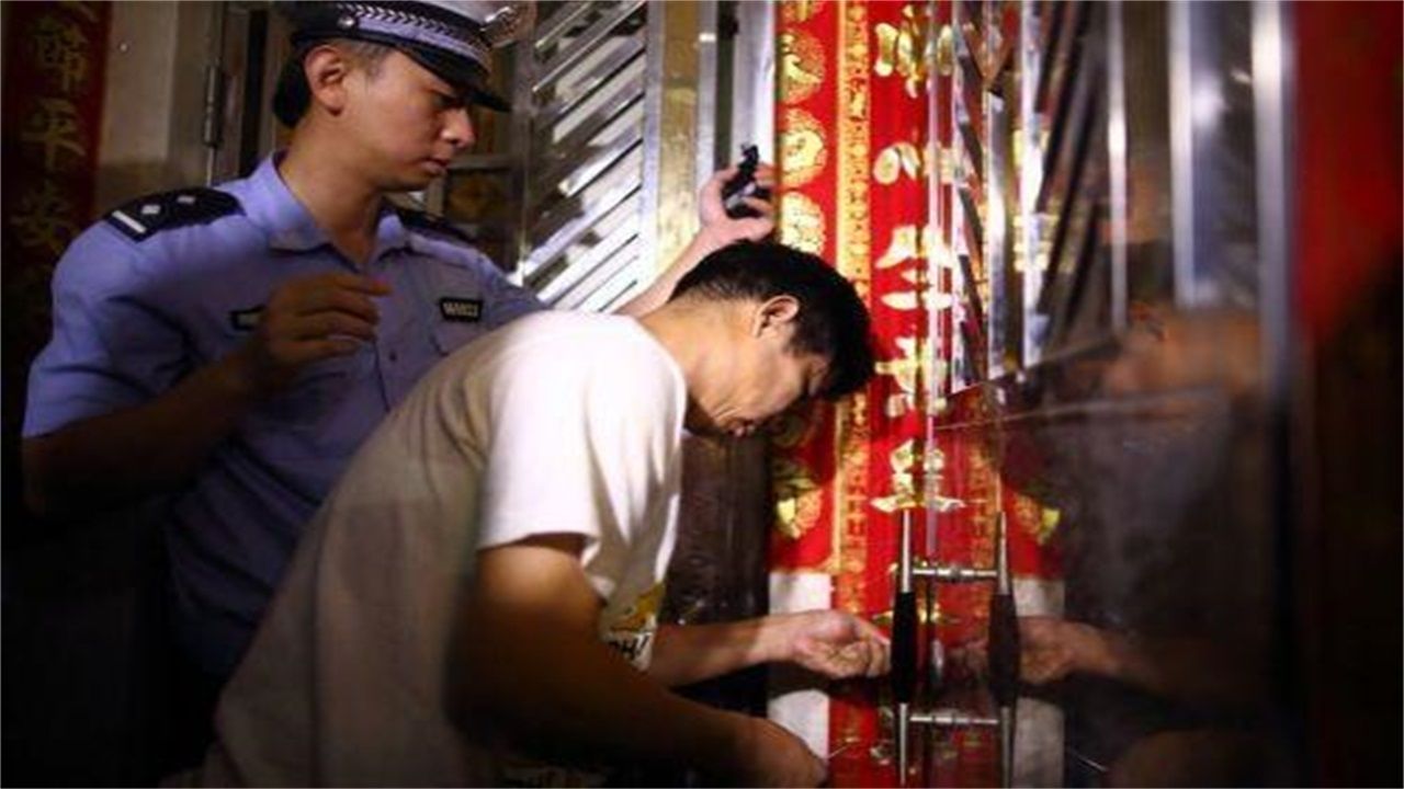 边饶镇请开锁师傅开了锁后，师傅为什么一般都不进门，就算主人请也不进去？